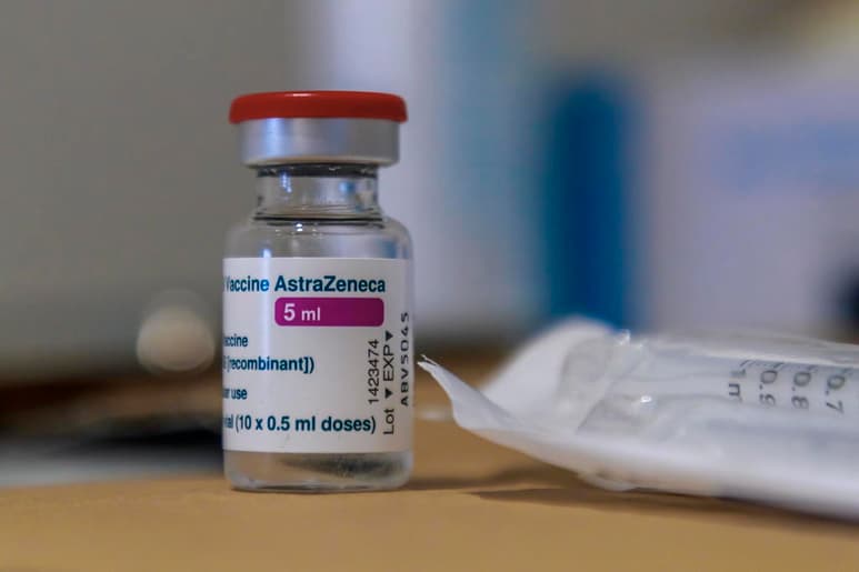 La vacunación con las dosis del laboratorio anglosueco AstraZeneca se mantendrá en Francia, pues, hasta el momento, el beneficio es bastante superior al riesgo, dijo el ministro de Sanidad de Francia, Olivier Véran. (ARCHIVO)