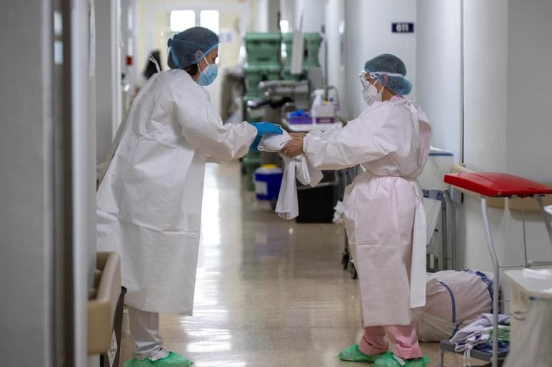 España registró 166 fallecimientos por coronavirus en las últimas 24 horas, una cifra que refleja el inicio de un descenso en la mortalidad y que se sitúa a niveles del pasado mes de octubre, según los datos oficiales de este jueves, que señalan además un nuevo mínimo descenso en la incidencia acumulada por cada 100,000 habitantes hasta los 132.2 casos. (ARCHIVO)