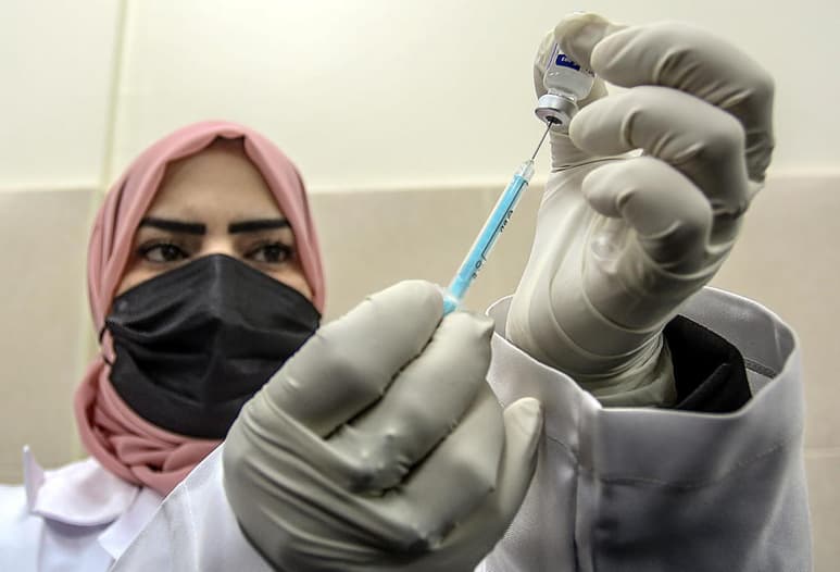 La Franja de Gaza recibió hoy 40,000 vacunas Sputnik V contra el coronavirus, donadas por Emiratos Árabes Unidos (EAU), y de las cuales 20,000 serán enviadas a Cisjordania ocupada en los próximos días. (ARCHIVO)