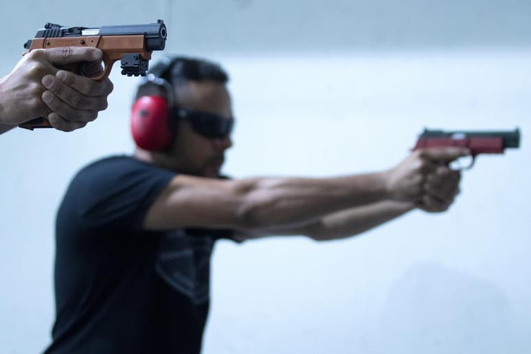 La Cámara Baja de Estados Unidos, de mayoría demócrata, aprobó este jueves dos iniciativas que buscan reforzar los controles de armas de fuego, aunque es muy posible que no salgan adelante en el Senado. (ARCHIVO)