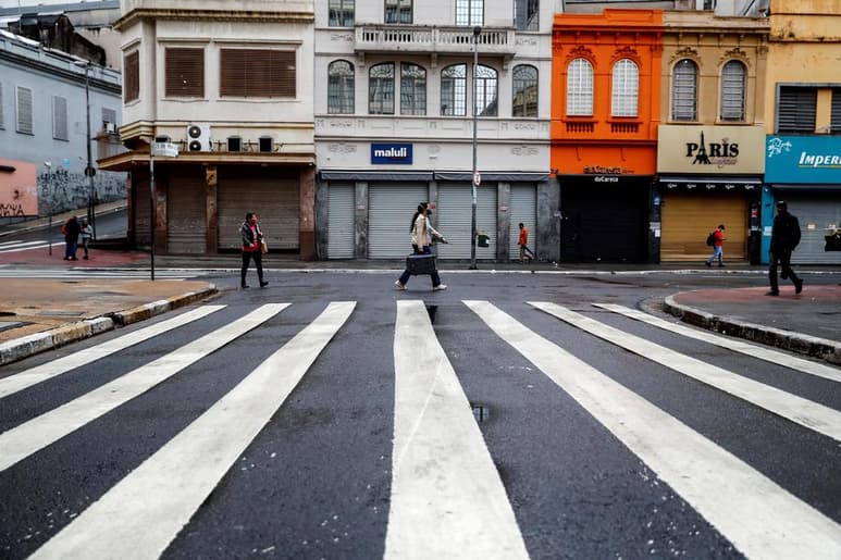 Sao Paulo, el estado más poblado y rico de Brasil, endureció todavía más las restricciones de movilidad y determinó este jueves la suspensión de las celebraciones religiosas y de los eventos deportivos, entre ellos el fútbol, ante un posible colapso de su sistema sanitario por el agravamiento de la pandemia. (EFE) 
