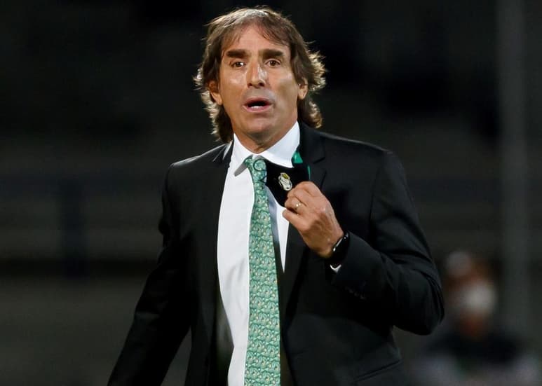 El estratega uruguayo con un plantel lleno de jóvenes canteranos, desea a toda costa el primer triunfo albiverde fuera de la Comarca Lagunera. (EFE)