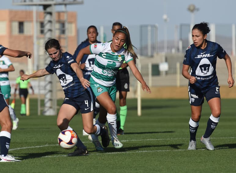 Buen juego protagonizaron albiverdes y felinas en las canchas de entrenamientos del TSM. (JESÚS GALINDO)