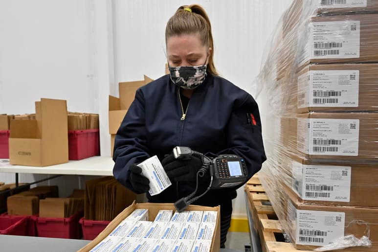 La Organización Mundial de la Salud (OMS) anunció hoy que ha aprobado el uso de emergencia de la vacuna desarrollada por la firma Janssen, perteneciente al grupo Johnson & Jonhson, en todos los países y para su programa COVAX, con el que intenta reducir las desigualdades en el acceso a las vacunas contra la COVID-19. (ARCHIVO) 
