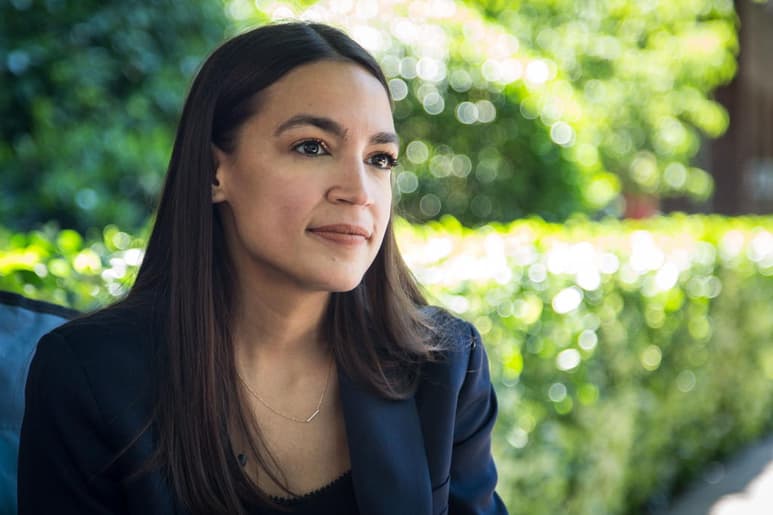 La congresista demócrata Alexandria Ocasio-Cortez, cabeza visible del ala más progresista del partido en Washington, pidió este viernes la dimisión del gobernador de Nueva York, Andrew Cuomo, sumándose a decenas de voces de políticos que piden su renuncia por las acusaciones de acoso sexual y su mala gestión de los geriátricos durante la pandemia. (ARCHIVO)