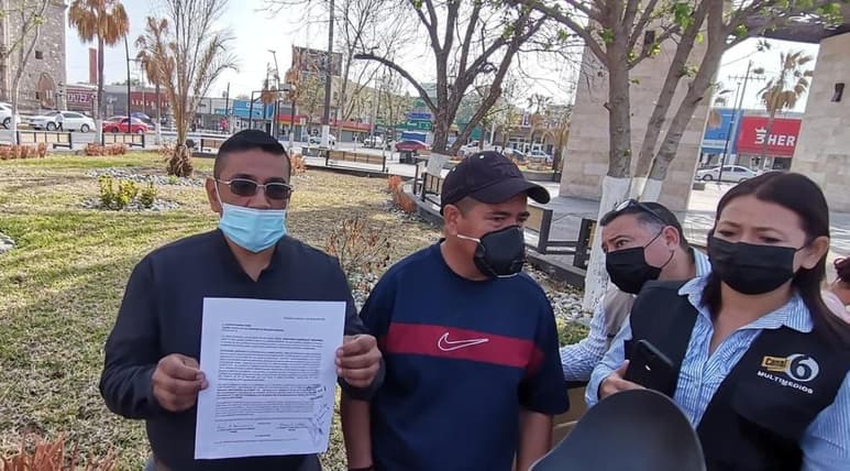 La mañana de este viernes, Juan Pablo Domínguez García, padre del niño de 12 años de edad, acompañado de familiares, arribó al Palacio Municipal a entregar el oficio en el que denuncia a dos funcionarios y dos elementos del Tránsito de cometer omisión criminal en el expediente del accidente vial del sábado, cuando Juzel fue embestido en su bicicleta y sufrió lesiones mortales.