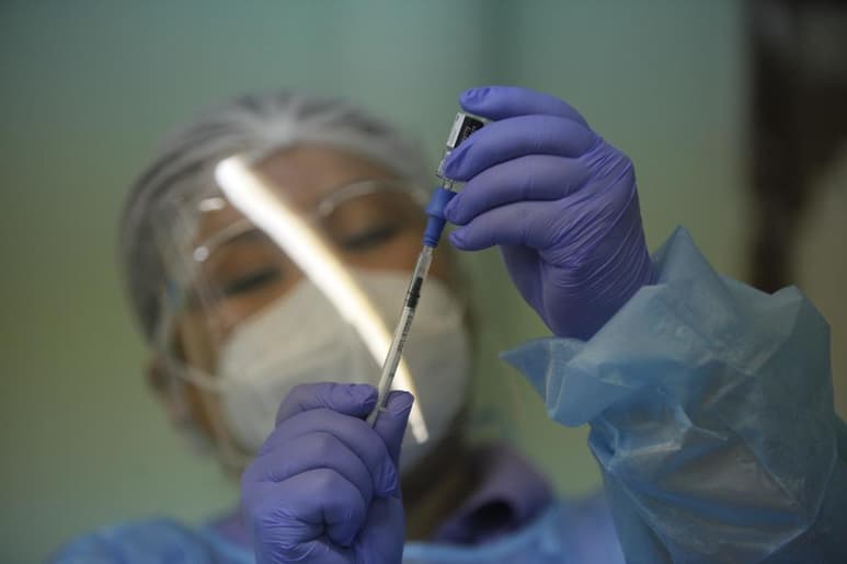 Un estudio preliminar de la Universidad de Glasgow divulgado este viernes sugiere que las vacunas contra el coronavirus contribuyen a reducir la transmisión del virus hacia contactos cercanos de la persona inmunizada. (ARCHIVO)