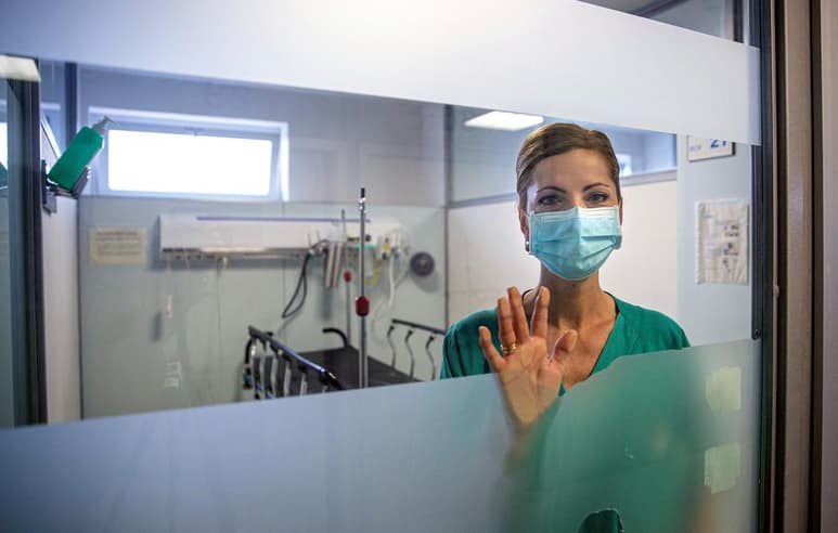 El número de contagios y muertes por COVID-19 continúa en descenso en España, con 5,348 nuevos casos notificados este viernes por las autoridades sanitarias y 173 fallecidos más, lo que sitúa la cifra total de decesos desde el inicio de la pandemia en 72,258 y en 3,183,704 la de positivos. (ARCHIVO)