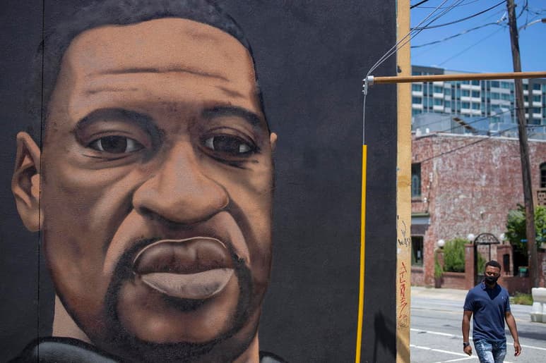 Mientras continuaba la selección del jurado en el juicio de un agente de policía acusado de asesinar a George Floyd, el consejo municipal de Minneapolis acordó el viernes pagar 27 millones de dólares a la familia del muerto. (ARCHIVO)