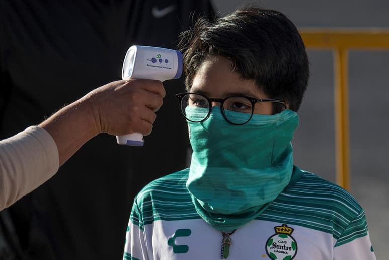 Tras la “prueba piloto” que permitió hacer el Gobierno de Coahuila con la reapertura del Estadio Corona con un 40 por ciento de aforo, nuevamente se podrá dar acceso al público para el duelo Santos Vs. León el próximo domingo 21 de marzo. (ARCHIVO)