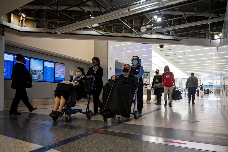 La autoridad aeronáutica de Estados Unidos anunció este viernes que ha propuesto una multa de 14,500 dólares para un pasajero de un vuelo a la República Dominicana que se negó a ponerse tapabocas y obligó al avión a dar la vuelta. (ARCHIVO)