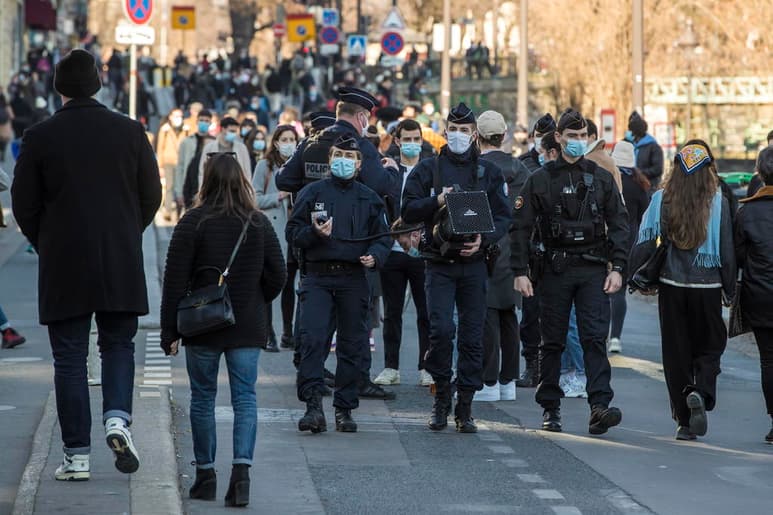 Francia rebasó este viernes los 4 millones de contagios por COVID, afianzándose como el sexto país del mundo con más infectados, y pasó los 90,000 fallecidos, al tiempo que la situación de los hospitales de la populosa región parisina se degrada con una ocupación de sus cuidados intensivos del 95.7 %. (ARCHIVO)