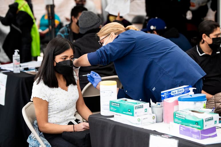 Estados Unidos superó este viernes las 100 millones de dosis de la vacuna contra la COVID-19 administradas desde diciembre, que han permitido inmunizar por ahora a más de 35 millones de adultos en el país más afectado del mundo por la pandemia. (ARCHIVO)