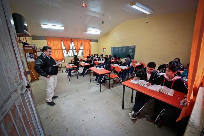 El presidente López Obrador adelantó que antes de terminar el actual ciclo escolar se regresará a clases presenciales, una vez que se haya vacunado contra COVID-19 al personal educativo. (ARCHIVO)