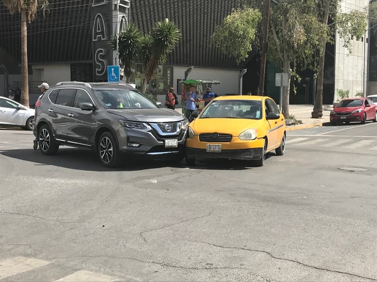Un elemento pedestre de la Dirección de Tránsito y Vialidad fue el primero en atender el reporte.
