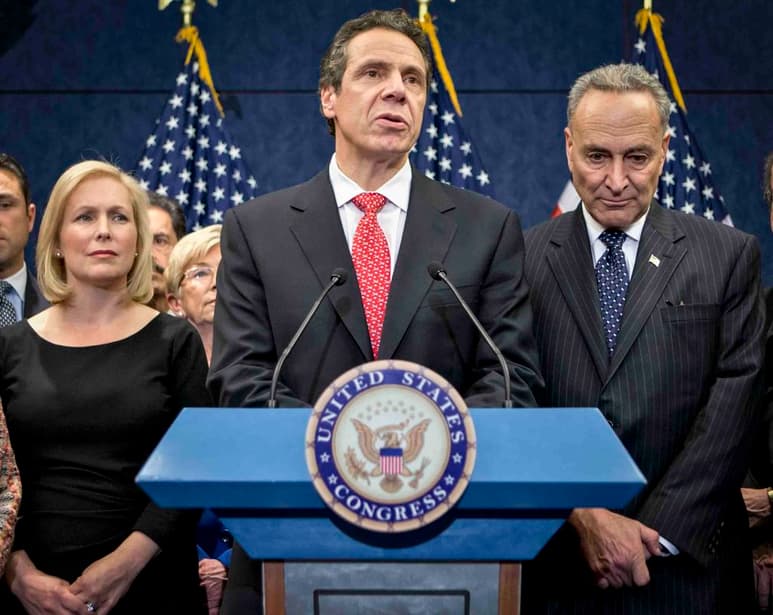 La presión política ejercida sobre el gobernador de Nueva York, Andrew Cuomo (C), no ha dejado de aumentar esta semana.