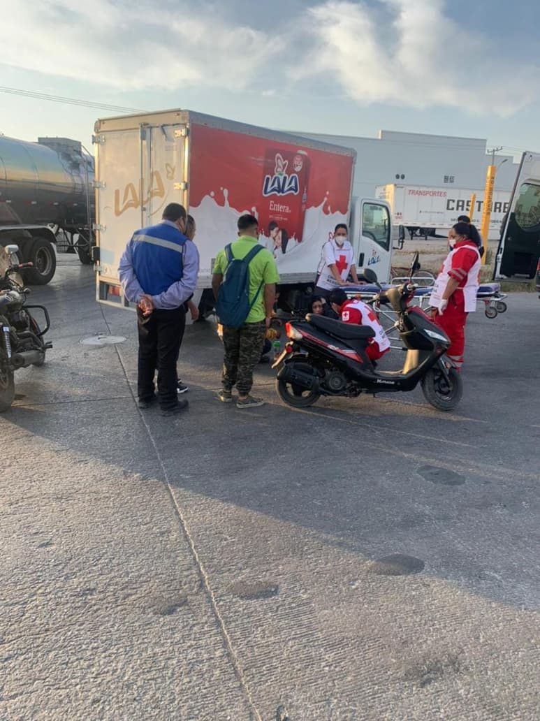 Motociclista termina lesionada luego ser impactada por el operador de un camión de reparto de productos lácteos, el probable responsable del choque fue asegurado en el lugar del accidente. (ARCHIVO)