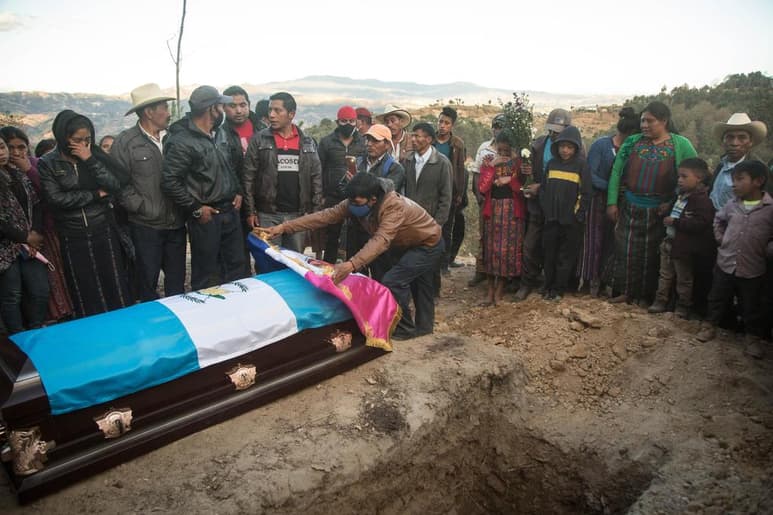 Hace siete semanas los familiares de 16 guatemaltecos migrantes originarios de Comitancillo, municipio del oeste de Guatemala, recibieron llamadas y mensajes que les alertaban sobre un accidente de automóvil en la zona fronteriza de México con Estados Unidos. (EFE)