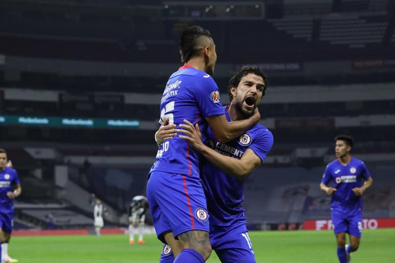 El Cruz Azul del entrenador peruano Juan Reynoso venció este sábado por 1-0 a los Rayados de Monterrey del técnico Javier Aguirre, resultado con el que mantuvo por quinta jornada consecutiva la primera posición del tornero Clausura 2021 del fútbol mexicano. (ESPECIAL)