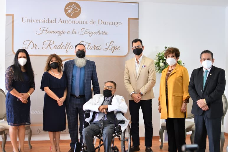 Asistieron personalidades como Cuitláhuac Valdés Gutiérrez, subsecretario de Educación en La Laguna, Rosa Lilia López Moreno, directora de Salud en Gómez Palacio y Araceli Villanueva Ortega, vicerrectora de la Universidad.