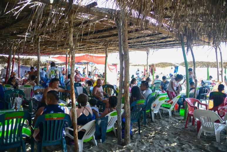 Aún con una alta posibilidad de contagio y con el semáforo epidemiológico en amarillo, las playas lucieron con cientos de turistas. (AGENCIA REFORMA)