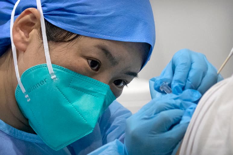 Hasta finales de febrero, China había administrado 52.5 millones de dosis de vacunas. (AP)