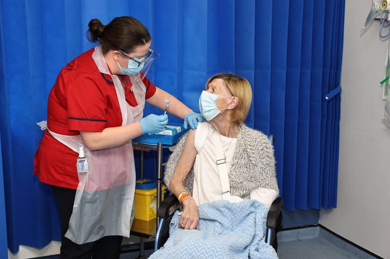 Las autoridades sanitarias de Irlanda recomendaron la suspensión temporal a partir de este domingo de la aplicación de la vacuna contra la COVID-19 de AstraZeneca en ese país como medida de 'precaución', tras detectarse nuevos casos de coágulos sanguíneos en personas que han recibido ese preparado. (EFE)