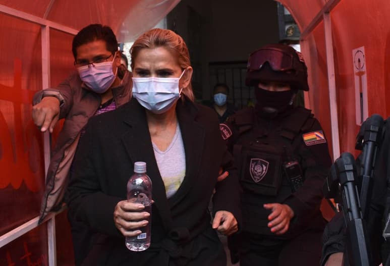 La Fiscalía boliviana solicitó este domingo la detención preventiva de seis meses en cárceles de La Paz para la expresidenta transitoria Jeanine Áñez y sus dos exministros aprehendidos. (EFE)