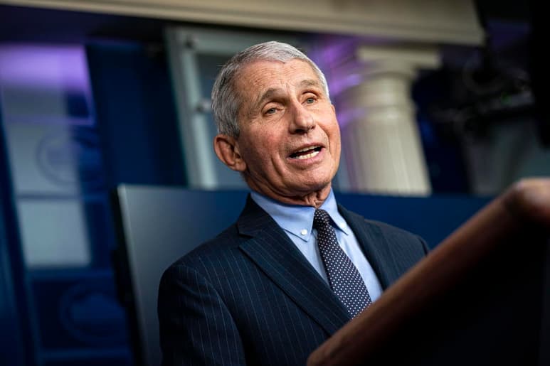 El doctor Anthony Fauci declaró el domingo que el expresidente Donald Trump debería aprovechar su popularidad entre los republicanos para animar a ese sector de la población a vacunarse contra el coronavirus. (ARCHIVO)