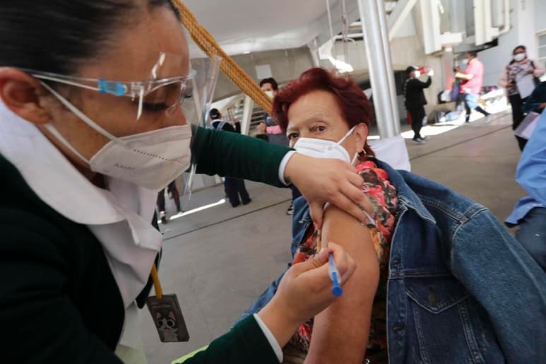 El Gobierno de México previó en diciembre pasado que para el 31 de marzo ya estarían inmunizados 14.4 millones de adultos mayores; hasta el momento van 2 millones 883 mil 813 y faltan 11 millones 516 mil 187.
(ARCHIVO)