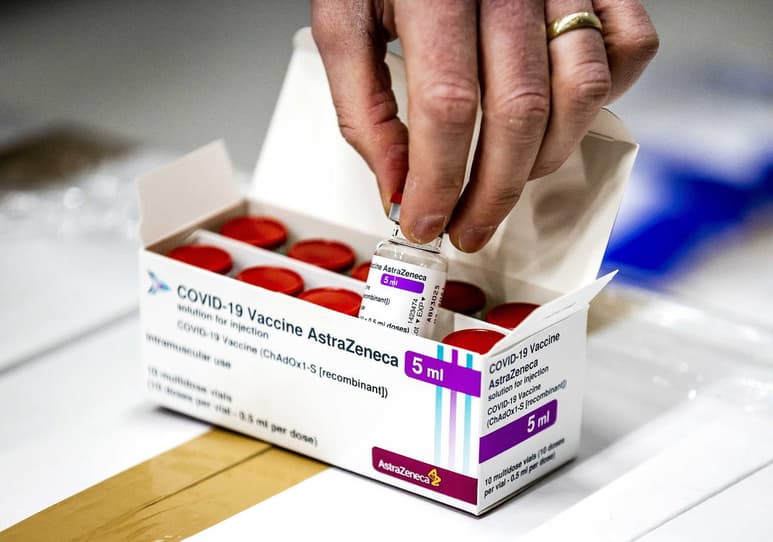 La decisión se toma después de que la semana pasada la AIFA suspendiera la inoculación de un lote de esta vacuna, tras la muerte de un militar y un policía en Sicilia (sur), que la Justicia italiana está investigando.
(ARCHIVO)