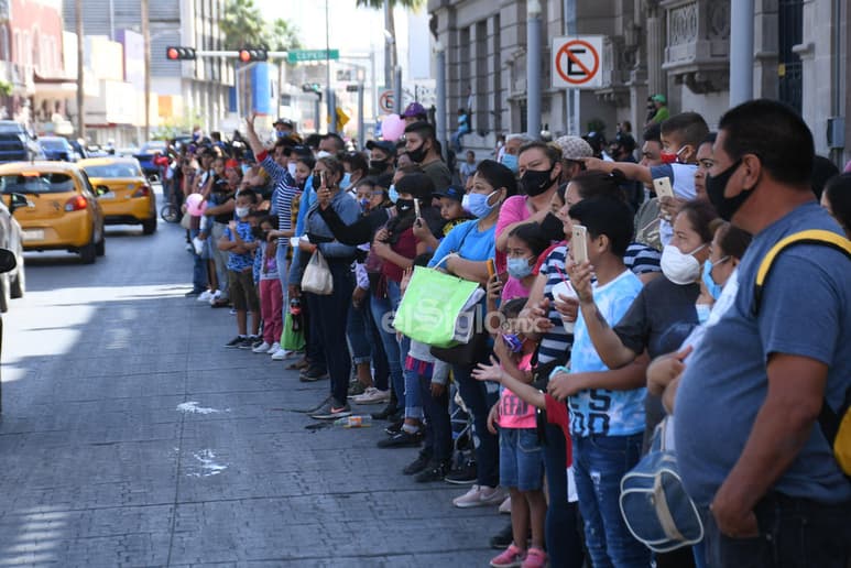 Autoridades confirmaron que la Caravana de la Primavera 2021 se realizó hoy lunes por calles de Torreón sin contar con la autorización correspondiente, evento que además generó algunas aglomeraciones de espectadores en puntos como el Bosque Venustiano Carranza y la Plaza Mayor. (FERNANDO COMPEÁN)