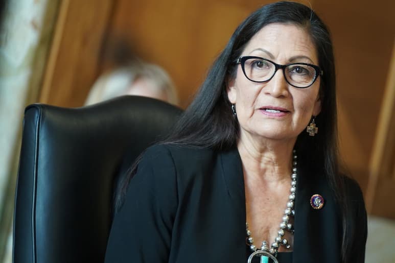 El Senado de Estados Unidos confirmó este lunes como nueva secretaria del Interior del Gobierno de Joe Biden a la hasta ahora congresista Deb Haaland, convirtiéndola así en la primera persona indígena en asumir un puesto ministerial. (ARCHIVO)