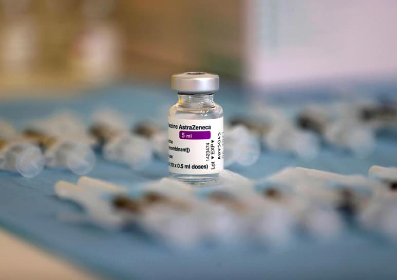 Las dudas crecientes sobre la vacuna contra la COVID-19 de AstraZeneca amenazan la inmunización de millones de personas en América, sobre todo en países con una cartera reducida de vacunas y que dependen totalmente de las dosis de la farmacéutica anglo-sueca. (ARCHIVO)