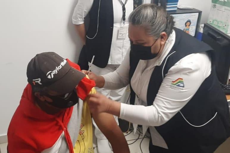 Un total de 43 mil 906 personas han sido vacunadas en Durango de las cuáles 10 mil 482 eran del sector salud y 33 mil 424 se trataban de adultos mayores. (EL SIGLO DE TORREÓN)