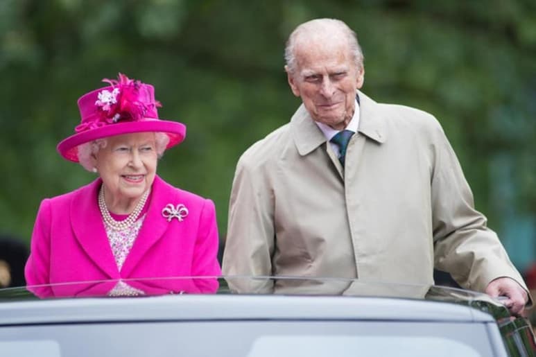 El príncipe Felipe, esposo de la reina Isabel II, recibió este martes el alta médica y abandonó el hospital privado King Edward VII, en el centro de Londres, tras haber permanecido ingresado durante veintiocho días. (ESPECIAL)