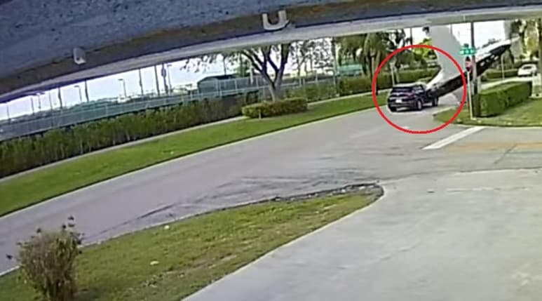 Poco después de despegar la avioneta del aeropuerto de North Perry, en Florida, ésta impactó contra una camioneta en la que viajaba una mujer y un niño (CAPTURA)