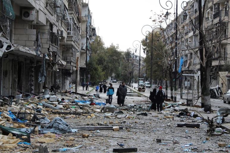 El presidente sirio Bashar Assad decretó pagos adicionales equivalentes a un salario mensual promedio a cientos de miles de empleados públicos y soldados, en un intento por aliviar una aguda crisis económica. (ARCHIVO)