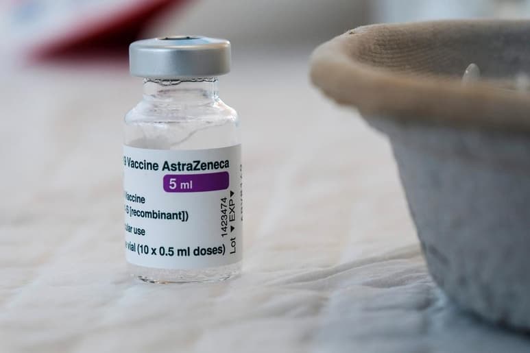 La Agencia Europea del Medicamento (EMA) no aprecia este martes 'vínculos' de la vacuna de AstraZeneca con la aparición de algunos casos de trombosis y embolias y sigue 'firmemente convencida' de que sus 'beneficios' en combatir la COVID-19 superan 'los riesgos', según su directora, Emer Cooke. (ARCHIVO)