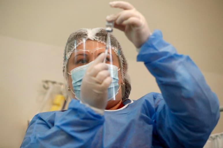 Las autoridades sanitarias de Italia y Francia reanudarán la vacunación con AstraZeneca si el jueves la Agencia Europea del Medicamento (EMA) mantiene su recomendación positiva sobre el fármaco contra el coronavirus. (ARCHIVO)