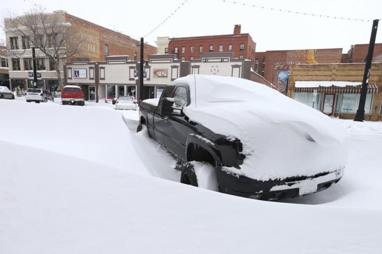 Las escuelas del este de Wyoming y el norte de Colorado permanecieron cerradas el martes por segundo día y los caminos estaban intransitables después de una nevada intensa. (ARCHIVO)