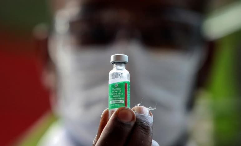 La Fundación Oswaldo Cruz (Fiocruz), mayor centro de investigación médica de Latinoamérica y vinculada al Ministerio de Salud de Brasil, minimizó este martes los posibles riesgos generados por la vacuna anticovid del laboratorio AstraZeneca y descartó suspender la vacunación en el país. (ARCHIVO)