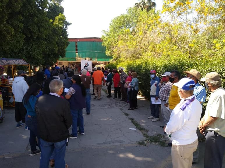 Hicieron filas y los que pudieron se llevaron algunos bancos para esperar a que arrancara la entrega del recurso que en esta ocasión y por el blindaje electoral, se hará por concepto de 5 mil 400 pesos que comprenden dos bimestres, marzo-abril y mayo-junio. (EL SIGLO DE TORREÓN)