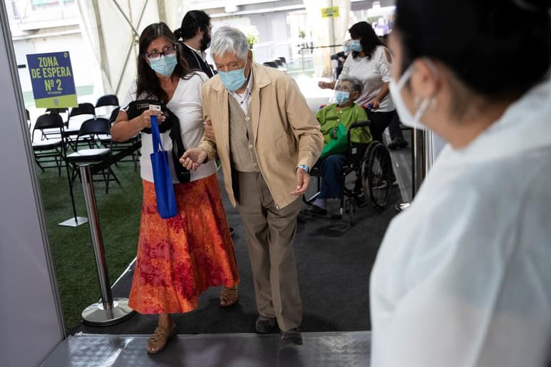 Chile superó el martes los cinco millones de vacunados en 41 días, dos semanas antes del plazo autoimpuesto por el gobierno que vencía a fines de marzo, y ya posee al 85% de los adultos mayores inmunizados. (ARCHIVO) 
