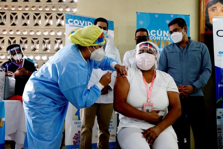 El Gobierno de Honduras anunció este martes que recibirá a finales de marzo un segundo lote de 92,000 dosis de la vacuna AstraZeneca donadas bajo el mecanismo Covax, que se sumará a la 48,000 que ya se están aplicando al personal sanitario del país desde este lunes. (ARCHIVO)