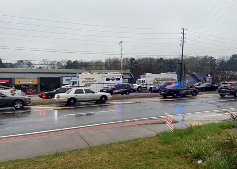 Tiroteos registrados el martes en tres salas de masaje del área metropolitana de Atlanta dejaron siete muertos, en su mayoría mujeres asiáticas, informaron las autoridades. (ESPECIAL)
