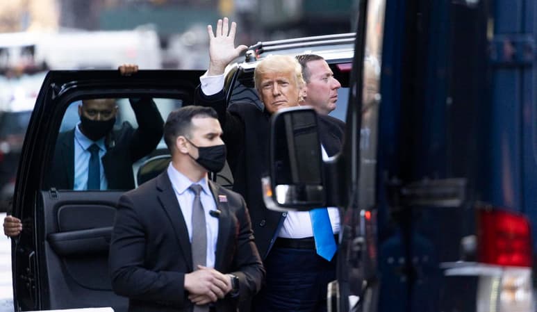 El expresidente de Estados Unidos Donald Trump recomendó este martes a los estadounidenses que se vacunen contra la COVID-19, y en especial a sus votantes, el grupo que más resistencia está mostrando a recibir el suero.(ARCHIVO)