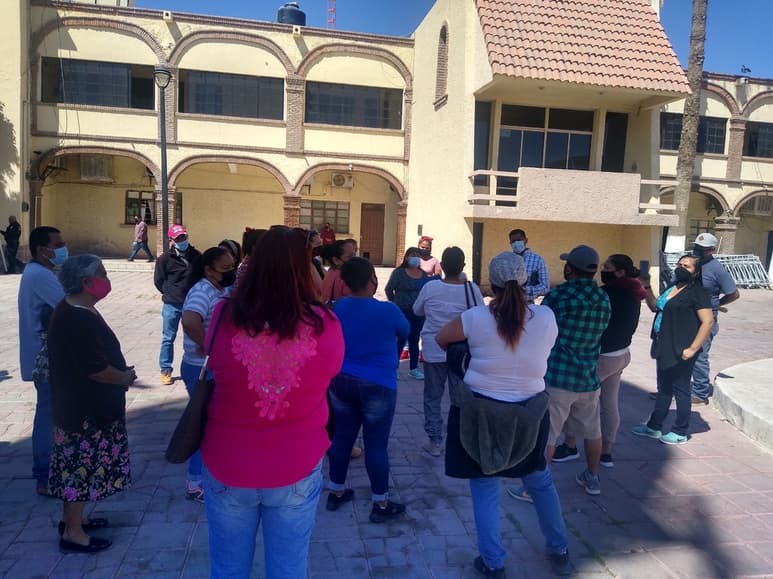 El grupo de inconformes fueron atendidos por el secretario del Ayuntamiento, Job Esaú Salazar, y acordaron una reunión para revisar la situación. (EL SIGLO DE TORREÓN) 