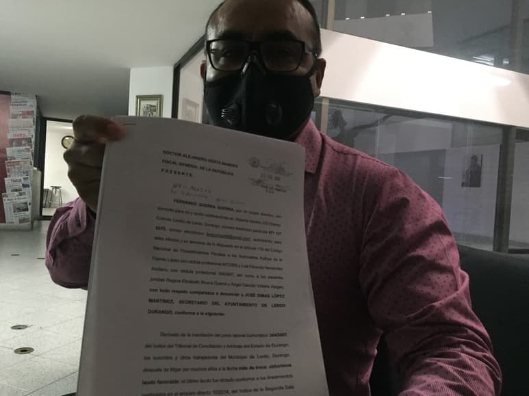 El apoderado legal Luis Eduardo Hernández mostró la denuncia presentada en contra del secretario del Ayuntamiento.