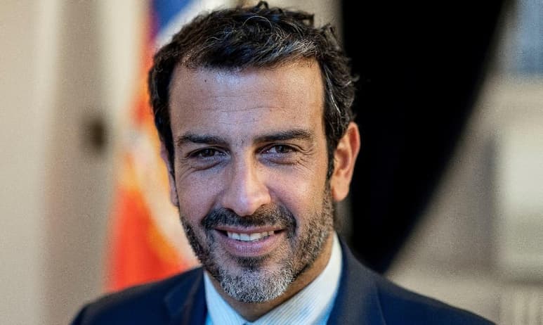 El ministro de Interior de Chile, Rodrigo Delgado, fue ingresado este miércoles en un hospital militar de Santiago como 'medida preventiva' tras dar positivo la semana pasada en COVID-19, informó el Gobierno. (ARCHIVO)